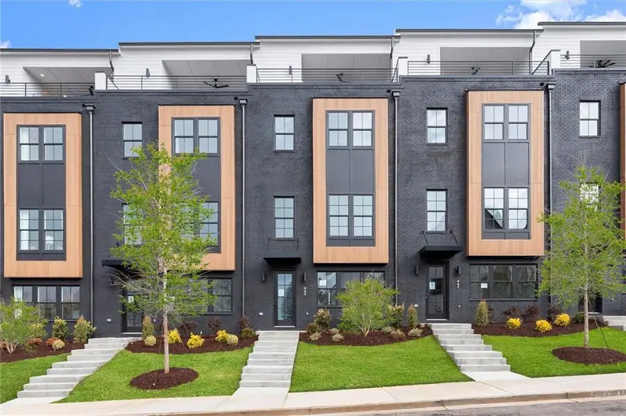 Condo located in Alpharetta, GA showcasing its design and architecture (Image 3).