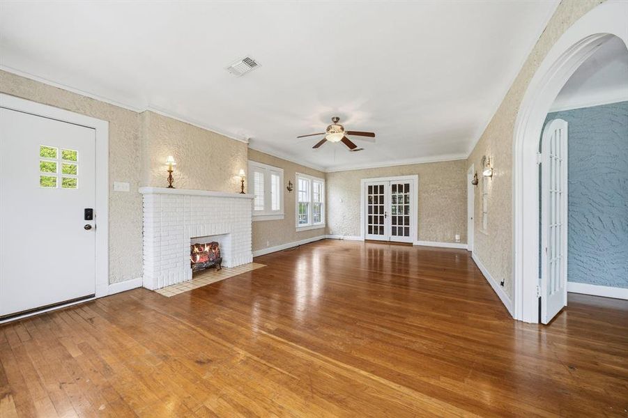 Fireplace gas insert