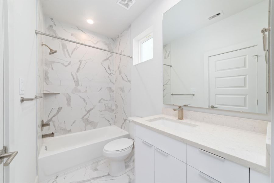 Furnished interior view inside a new home in Alicante, Houston (Image 28).