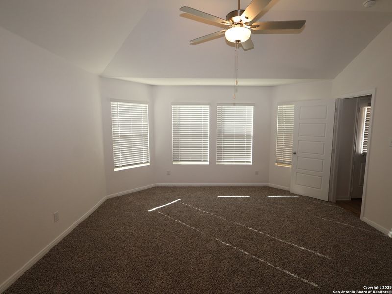 Spacious, unfurnished interior of a new home in Blue Ridge Ranch, San Antonio (Image 29).