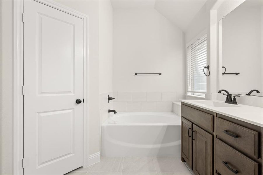 23_318 Bowrider- Primary Suite-3