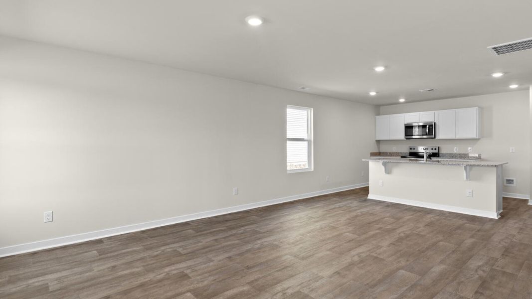 Spacious, unfurnished interior of a new home in Eagle Creek, Bolivia (Image 10).