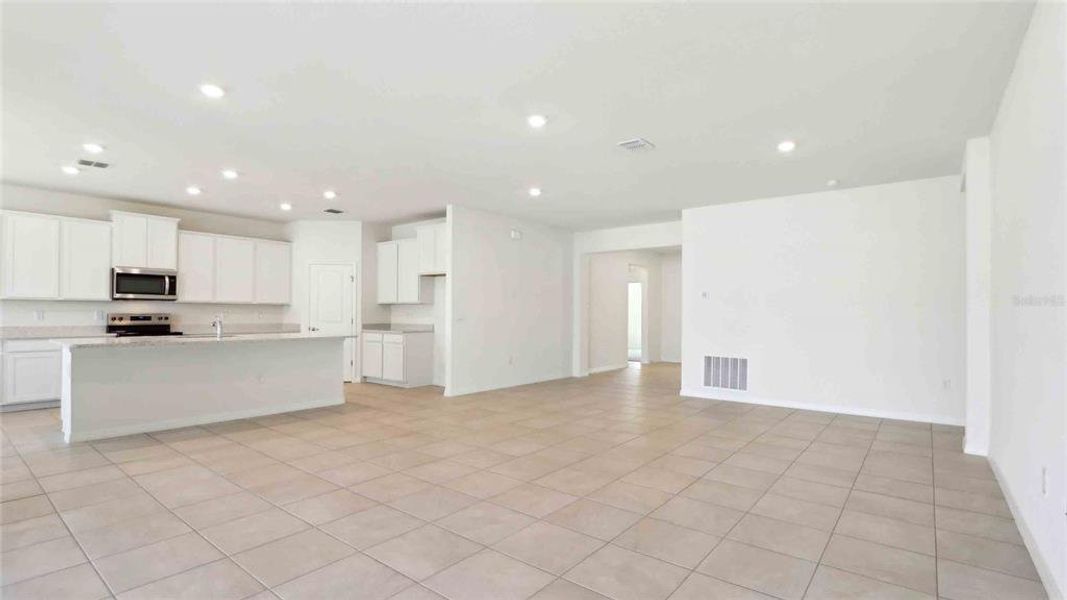 Spacious, unfurnished interior of a new home in Waterford, Brooksville (Image 17).