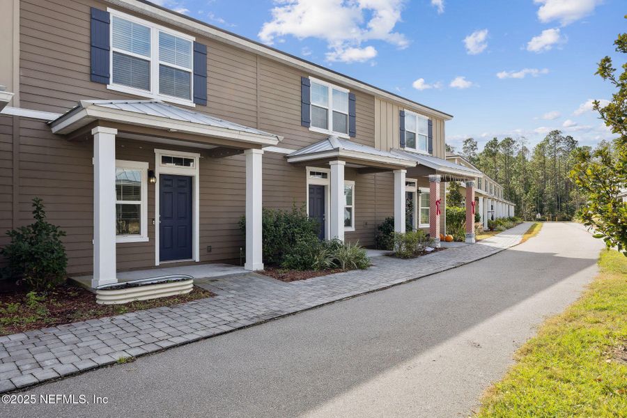Exterior details and patio area of a home in , Yulee (Image 16).