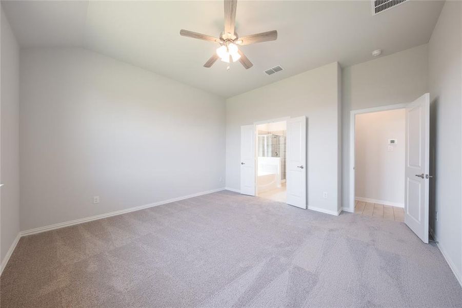 Spacious, unfurnished interior of a new home in Lake Pointe: Lake Pointe at Paloma Creek, Little Elm (Image 12).