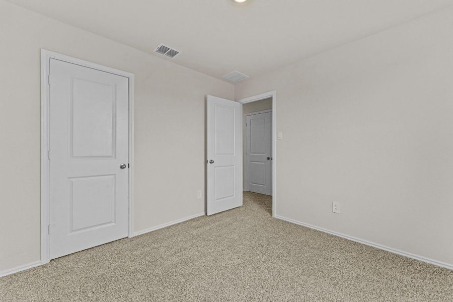 Spacious, unfurnished interior of a new home in Bollinger, Uhland (Image 9).