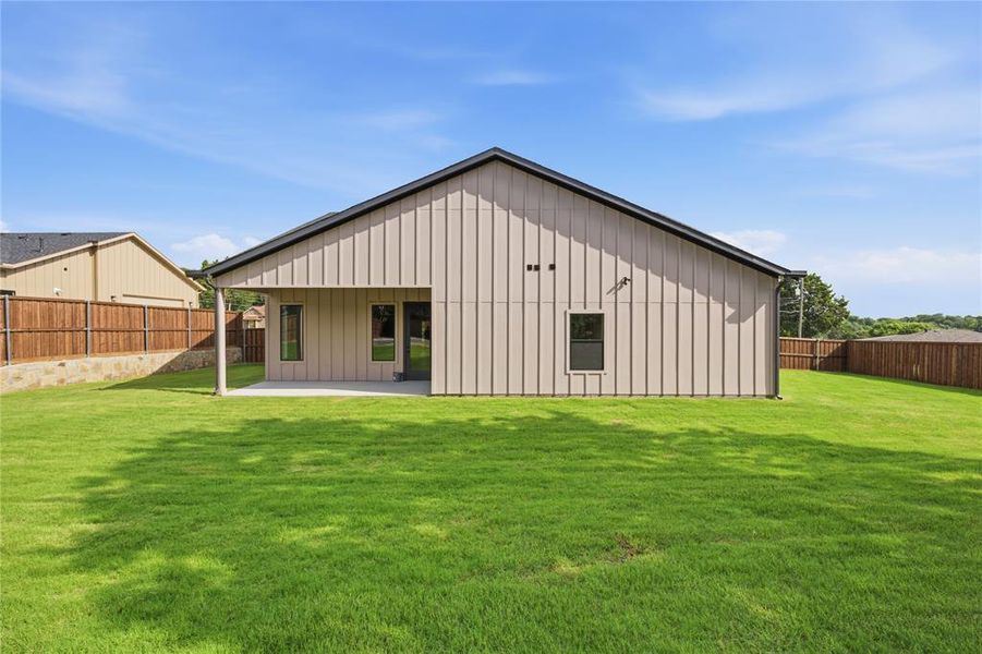 Exterior details and patio area of a home in , Dallas (Image 3).
