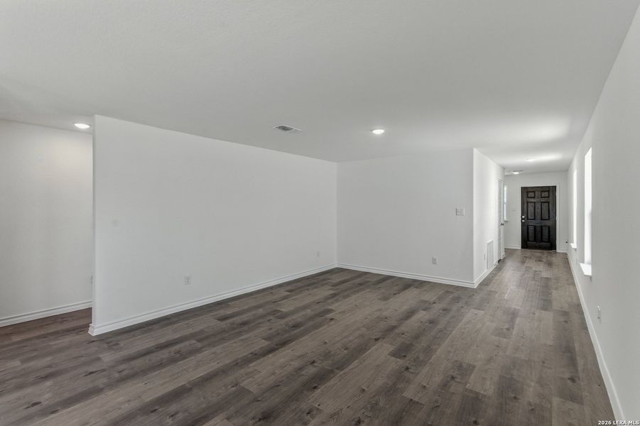 Spacious, unfurnished interior of a new home in Davis Ranch, San Antonio (Image 10).