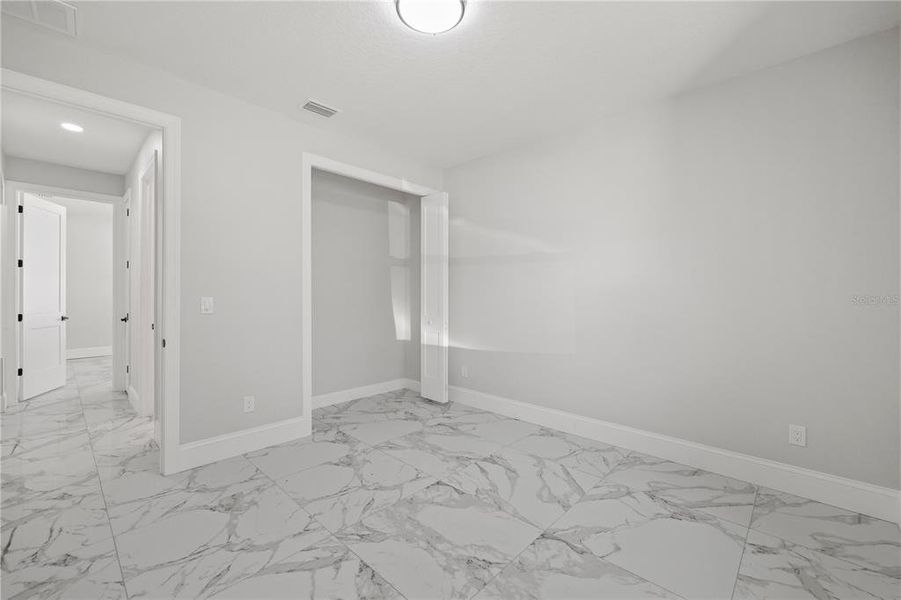 Spacious, unfurnished interior of a new home in , Tampa (Image 35).