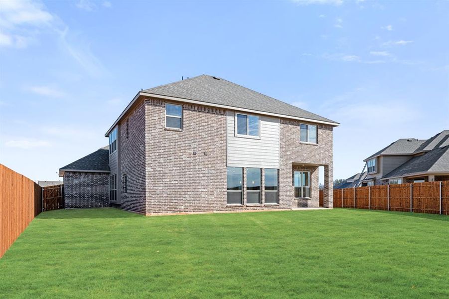 Exterior details and patio area of a home in El Dorado, Granbury (Image 3).
