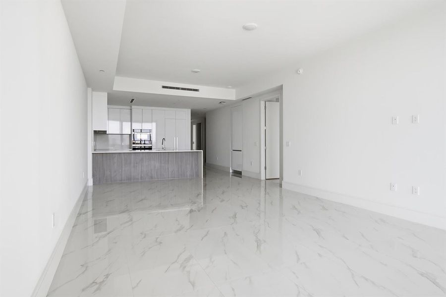 220-LAKESHORE-DRIVE-804-33403-004 220-LAKESHORE-DRIVE-804-33403-004