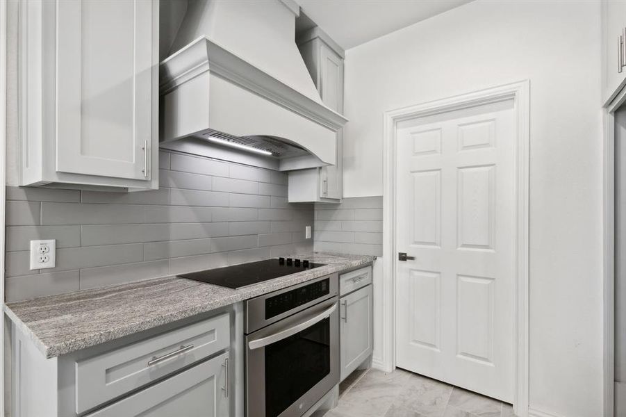 Beautiful kitchen with gorgeous finishes and cabinetry!