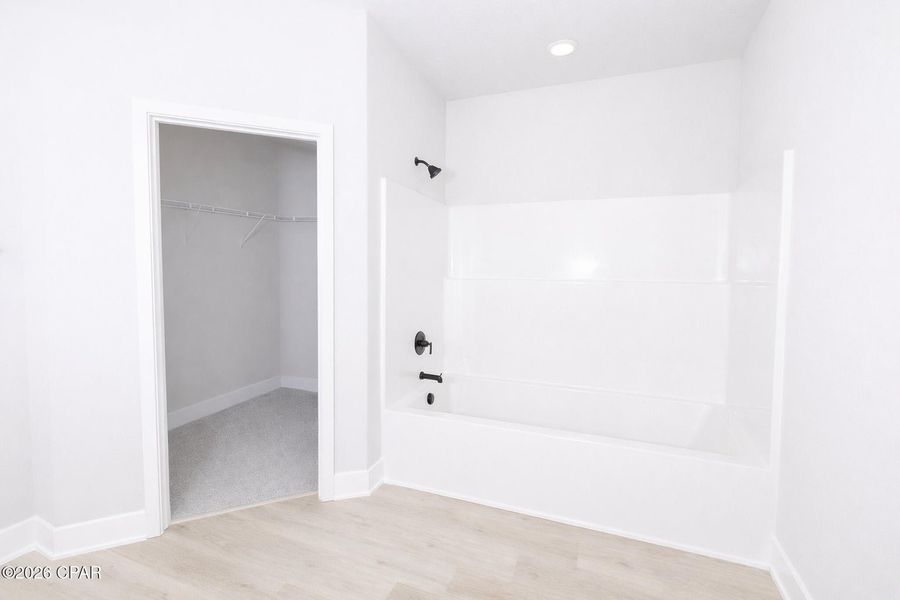 Spacious, unfurnished interior of a new home in Parkbrook, Panama City (Image 10).