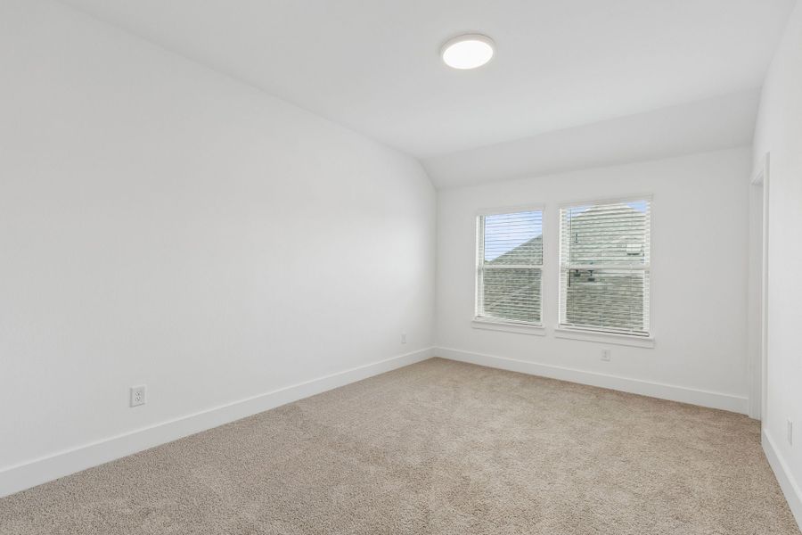 Spacious, unfurnished interior of a new home in Dove Hollow, Waxahachie (Image 31).