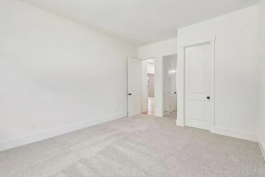 Spacious, unfurnished interior of a new home in White Post on Lake Lanier, Gainesville (Image 46).