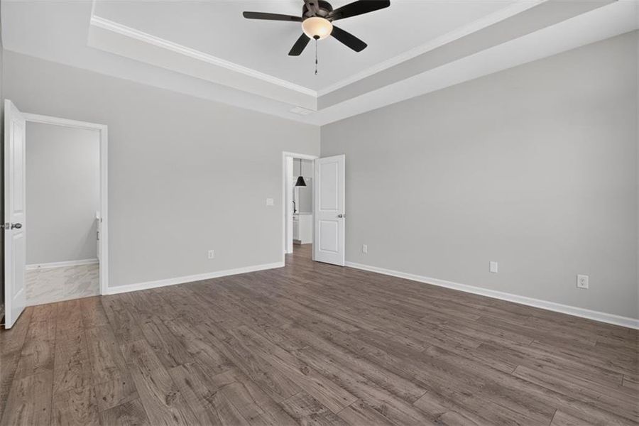 Spacious, unfurnished interior of a new home in , Athens (Image 40).