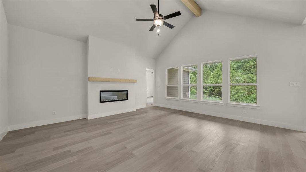 Spacious, unfurnished interior of a new home in Freeman Ranch, Weatherford (Image 29).