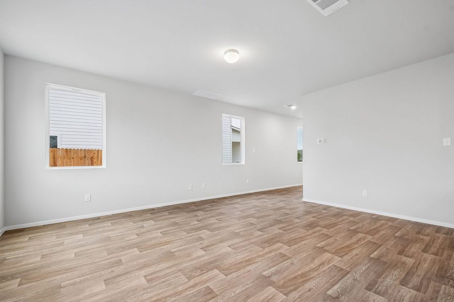 Spacious, unfurnished interior of a new home in Hymeadow, San Marcos (Image 8).