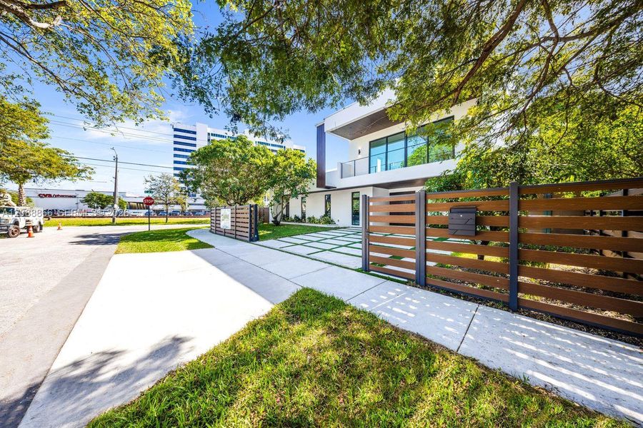 Exterior details and patio area of a home in , Miami (Image 24).
