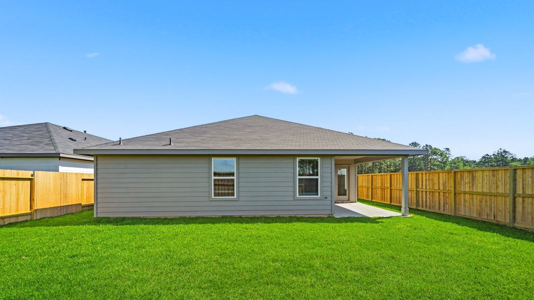 Exterior details and patio area of a home in Silverthorne, Conroe (Image 3).