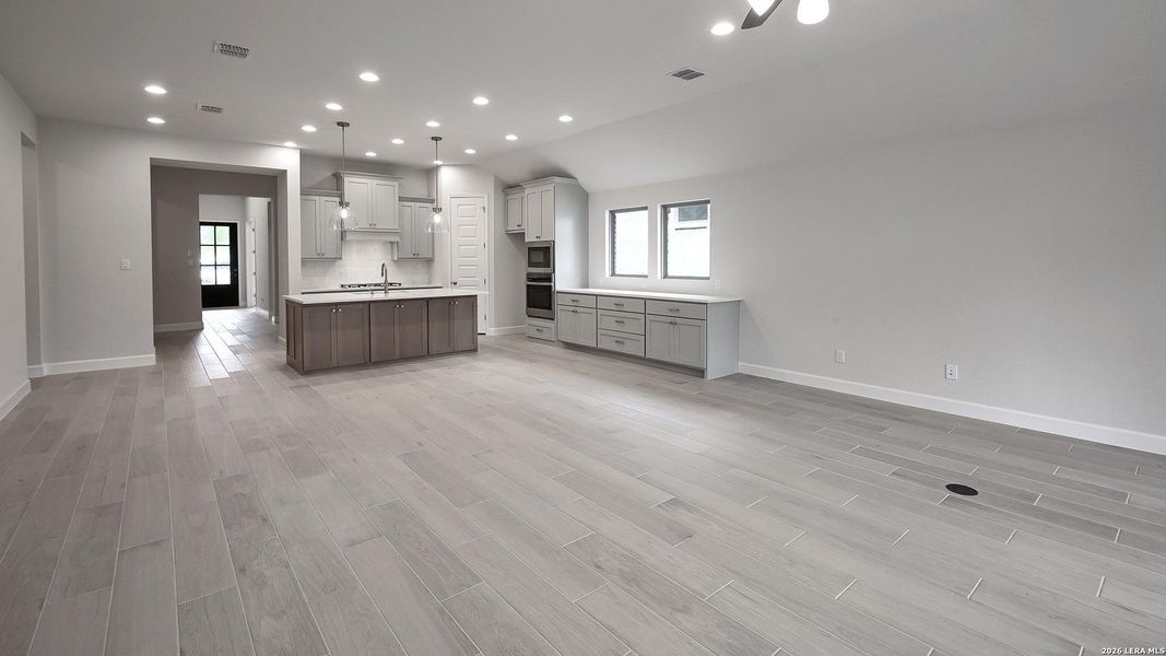 Spacious, unfurnished interior of a new home in Johnson Ranch, Bulverde (Image 18).