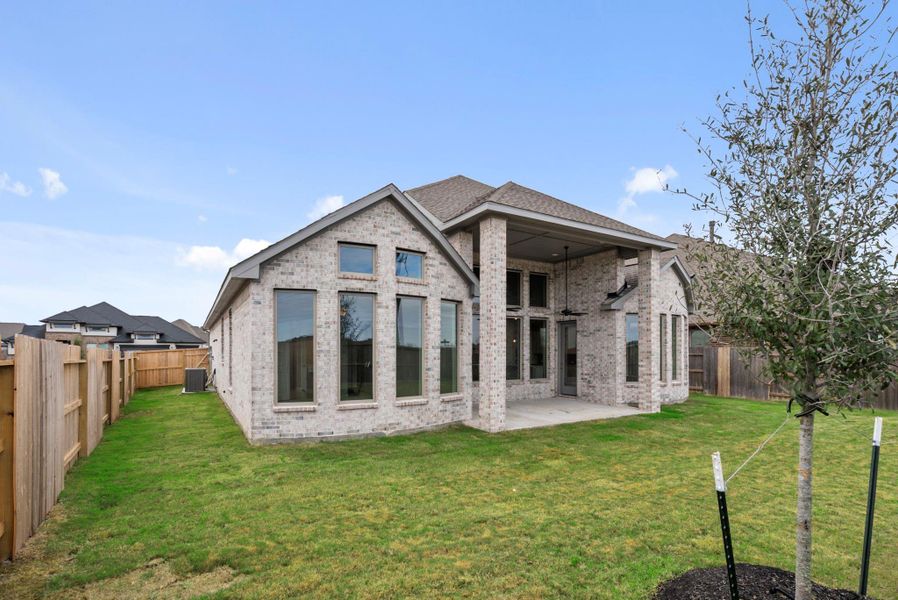 Exterior details and patio area of a home in Valencia, Manvel (Image 3).