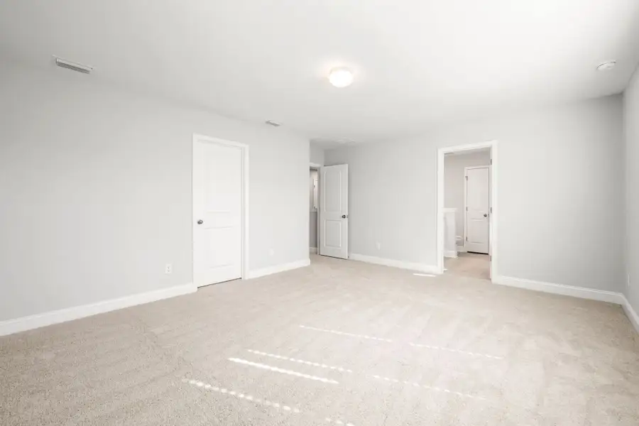 Spacious, unfurnished interior of a new home in Salem Bay, Beaufort (Image 9).