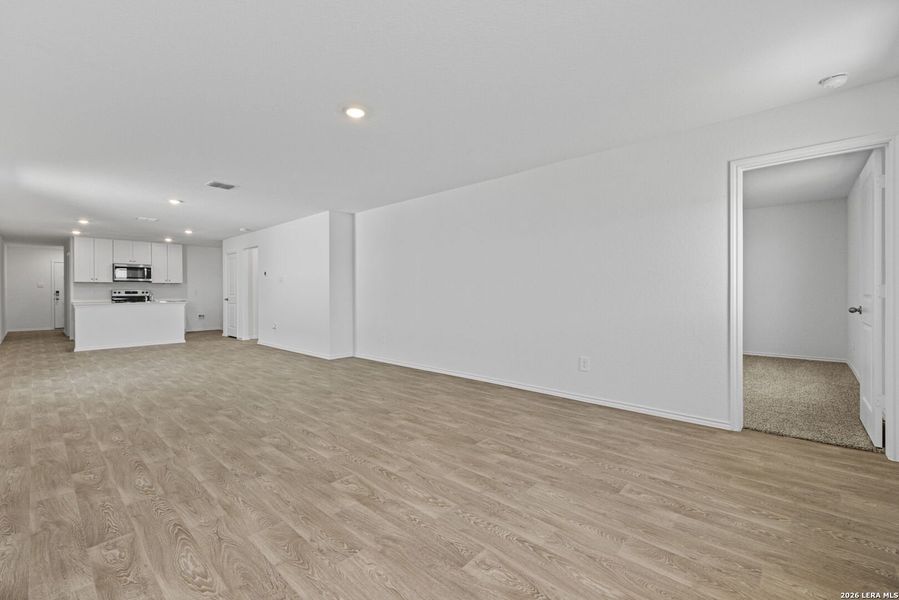 Spacious, unfurnished interior of a new home in Arroyo Ranch, Seguin (Image 9).