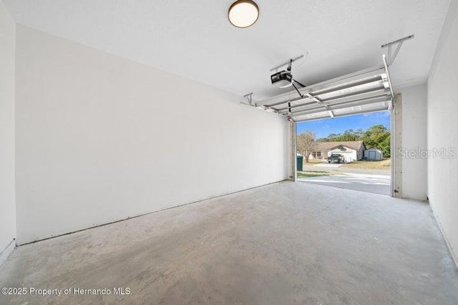 Spacious, unfurnished interior of a new home in , Weeki Wachee (Image 13).