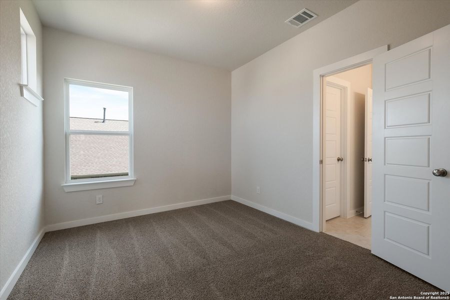 Spacious, unfurnished interior of a new home in Foxbrook, Cibolo (Image 16).