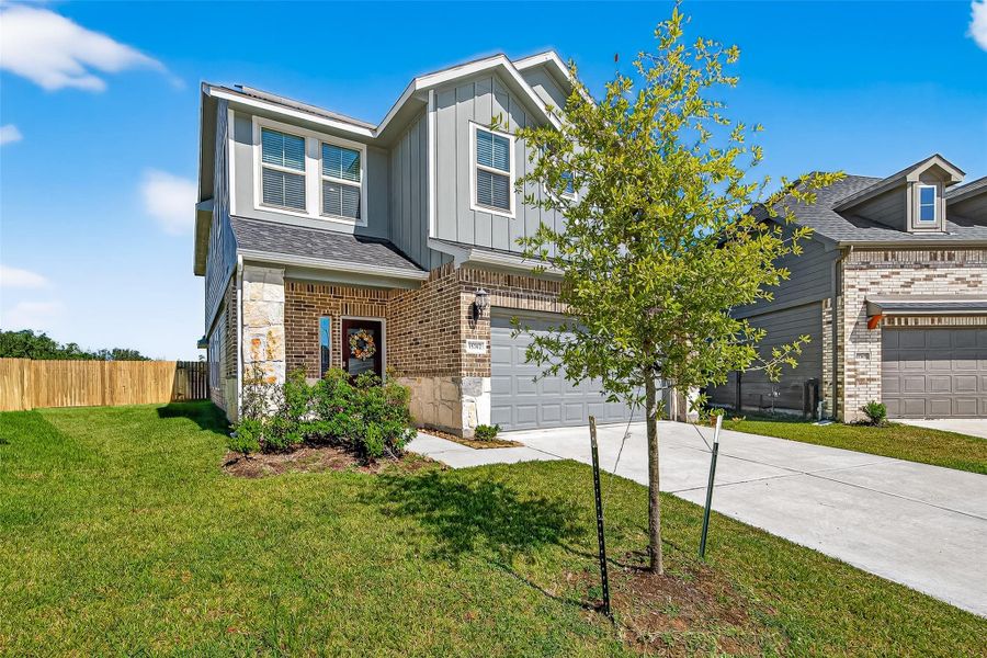 Exterior details and patio area of a home in Anderson Lakes, Houston (Image 26). Exterior details and patio area of a home in Anderson Lakes, Houston (Image 26).