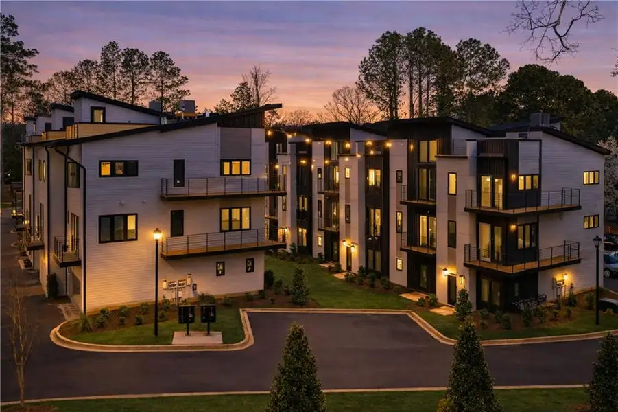 Condo located in Atlanta, GA showcasing its design and architecture (Image 5).