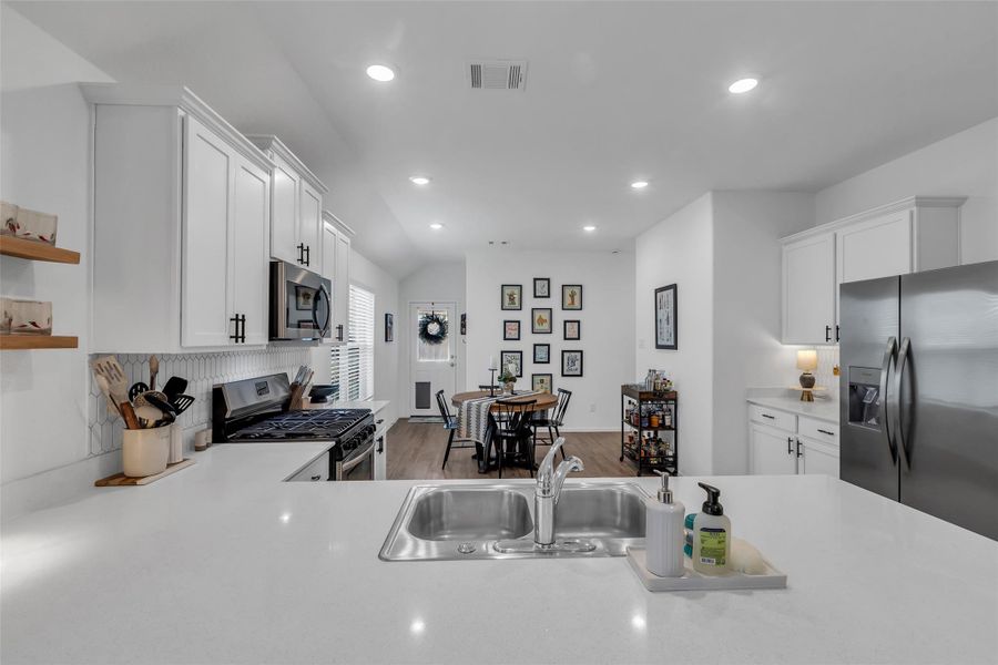 This home has a bright and clean kitchen with lots of upgrades; stainless steel appliances, gas cooktop and oven, quartz counters, soft close cabinets and drawers, tile backsplash, and cabinet hardware.