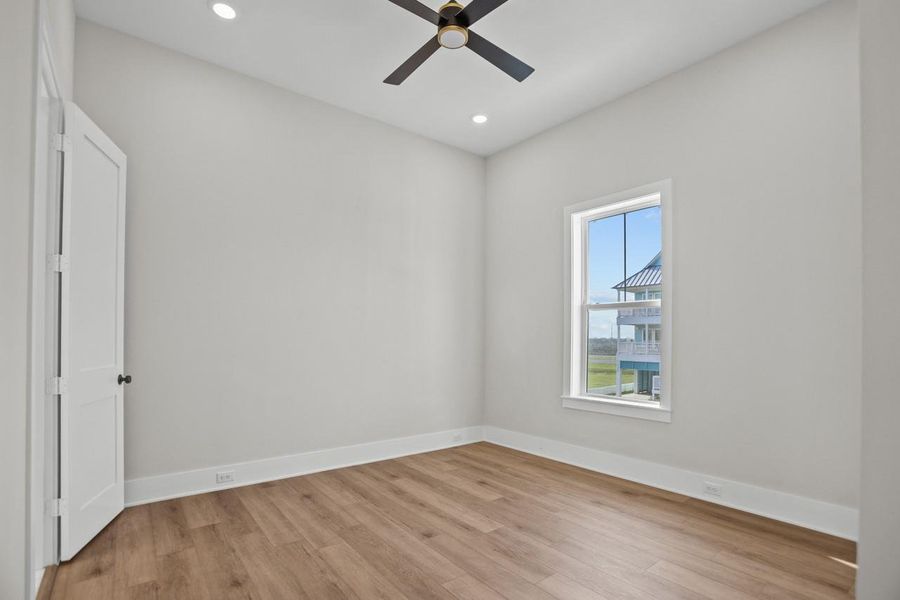 Spacious, unfurnished interior of a new home in , Galveston (Image 25).