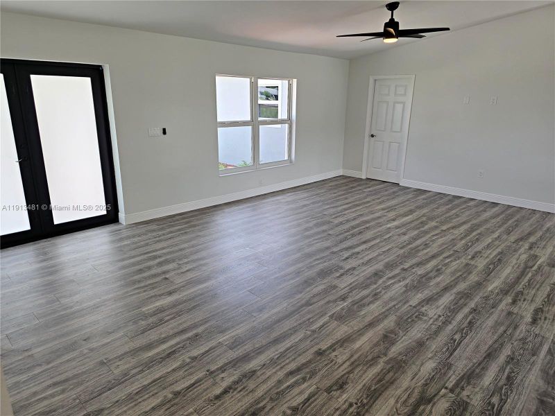 Spacious, unfurnished interior of a new home in , Lake Placid (Image 18).