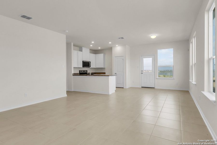 Spacious, unfurnished interior of a new home in Knox Ridge, Converse (Image 8).