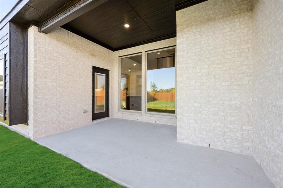 Exterior details and patio area of a home in The Retreat at North Grove 60, Waxahachie (Image 4).