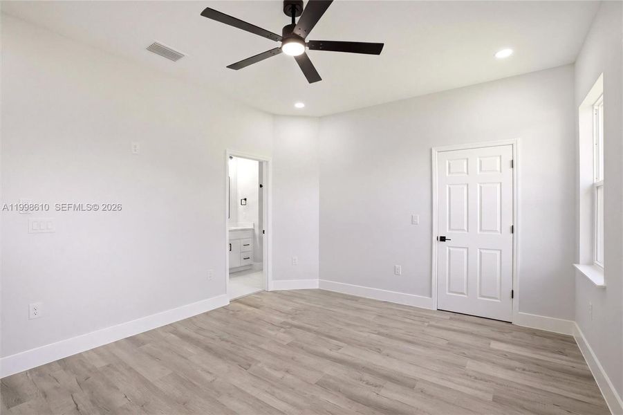 Spacious, unfurnished interior of a new home in , Lake Placid (Image 16).