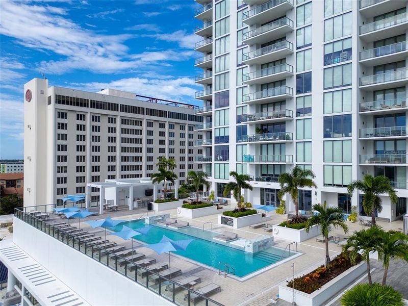 Condo located in St. Petersburg, FL showcasing its design and architecture (Image 22).