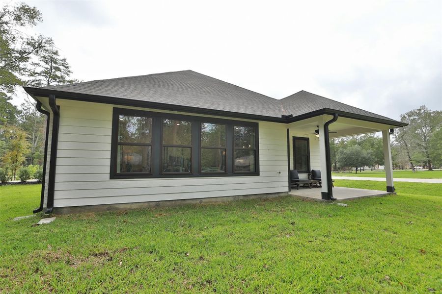 Exterior details and patio area of a home in Roman Forest, New Caney (Image 4).