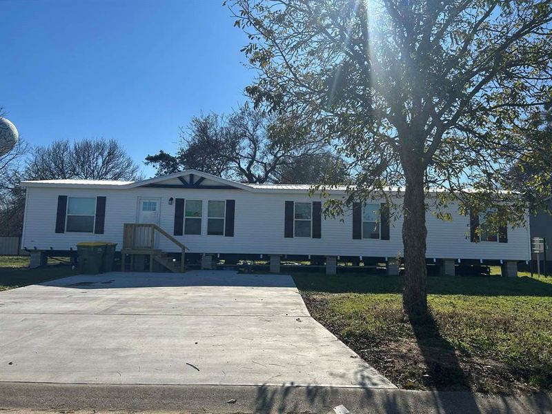 Manufactured / mobile home featuring a front lawn