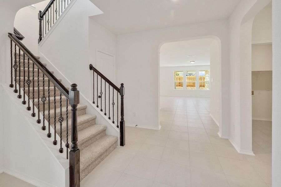 Spacious, unfurnished interior of a new home in River Bluff, Leander (Image 29).
