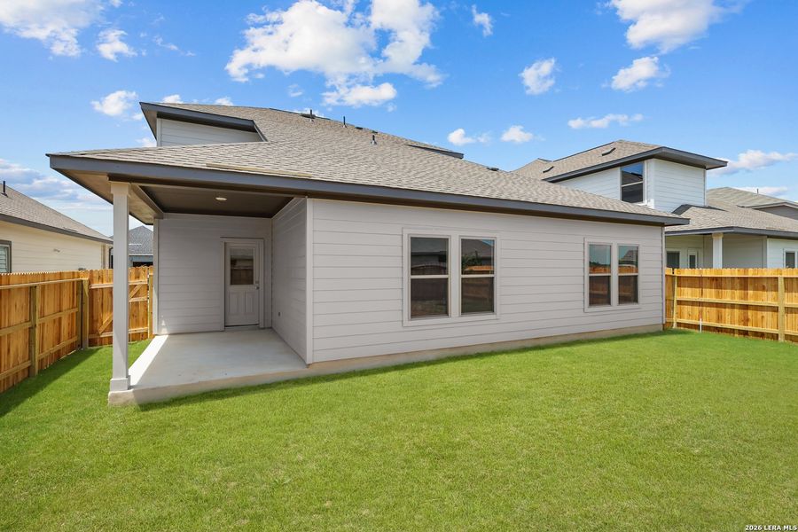 Exterior details and patio area of a home in Summerlin, San Antonio (Image 25).