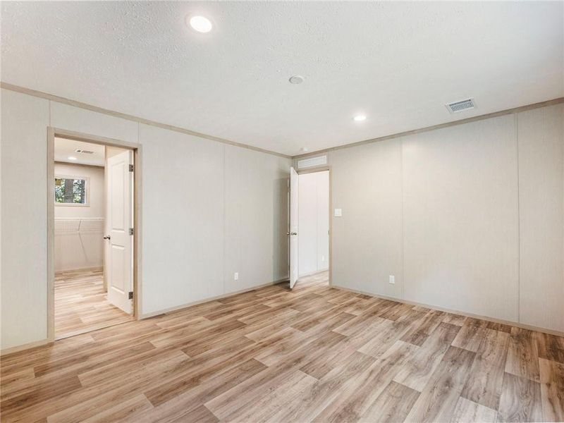 Spacious, unfurnished interior of a new home in , Gainesville (Image 28).