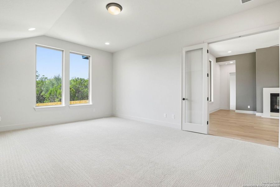 Spacious, unfurnished interior of a new home in Kinder Ranch 70's, San Antonio (Image 10).