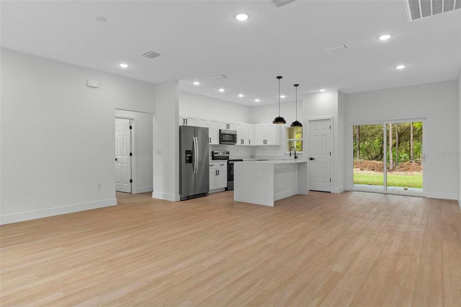 Spacious, unfurnished interior of a new home in , Citrus Springs (Image 32).