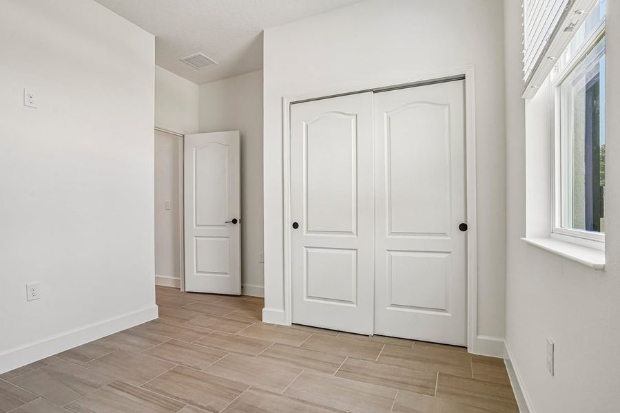 Spacious, unfurnished interior of a new home in Oasis Reserve, Orlando (Image 19).