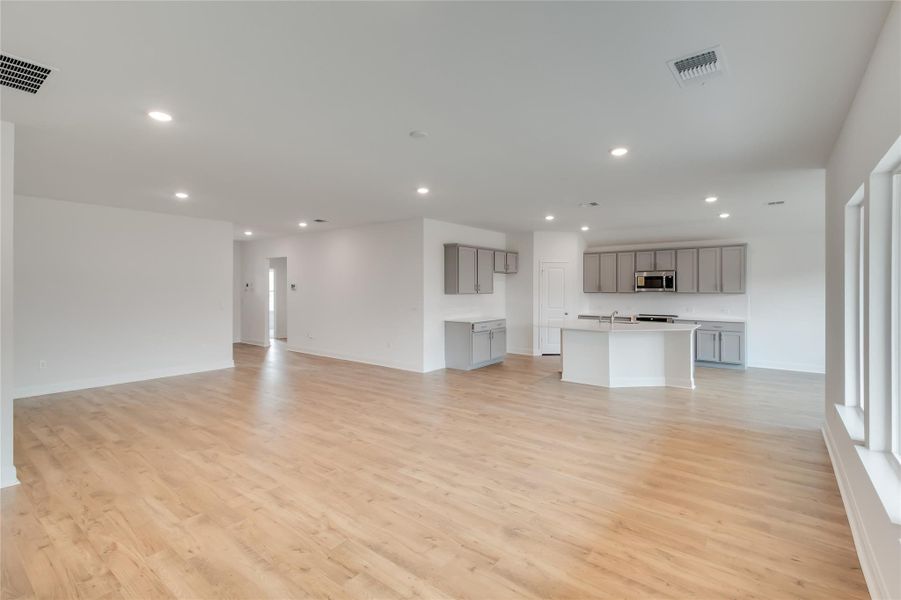 Spacious, unfurnished interior of a new home in Riverview, Georgetown (Image 6).