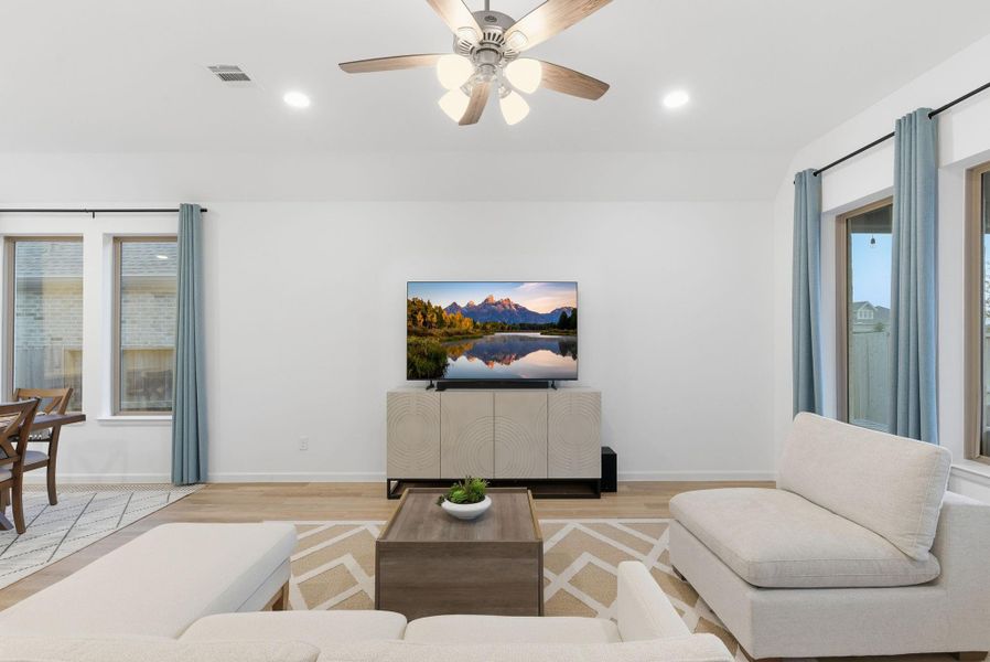 Furnished interior view inside a new home in Meridiana 40'/45', Manvel (Image 8).