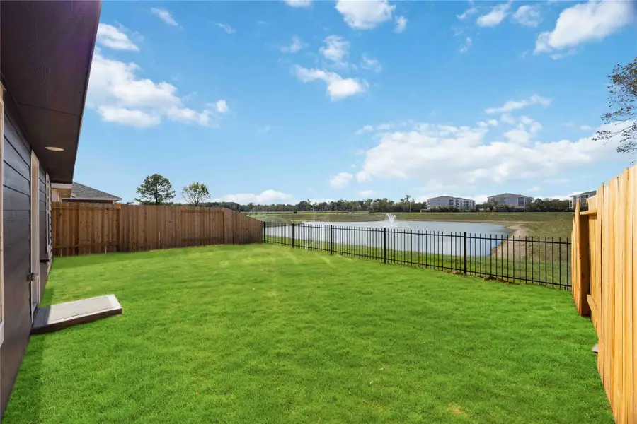 Exterior details and patio area of a home in Garver Heights, Houston (Image 2).